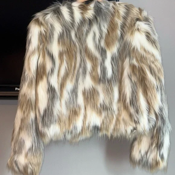 Elegant Cream and Tan Coat - Picture 2 of 11